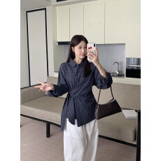 批发实拍 <b class='q'>大码</b><b class='q'>女装</b>春季新款法式设计感绑带收腰不规则衬衫小众上衣