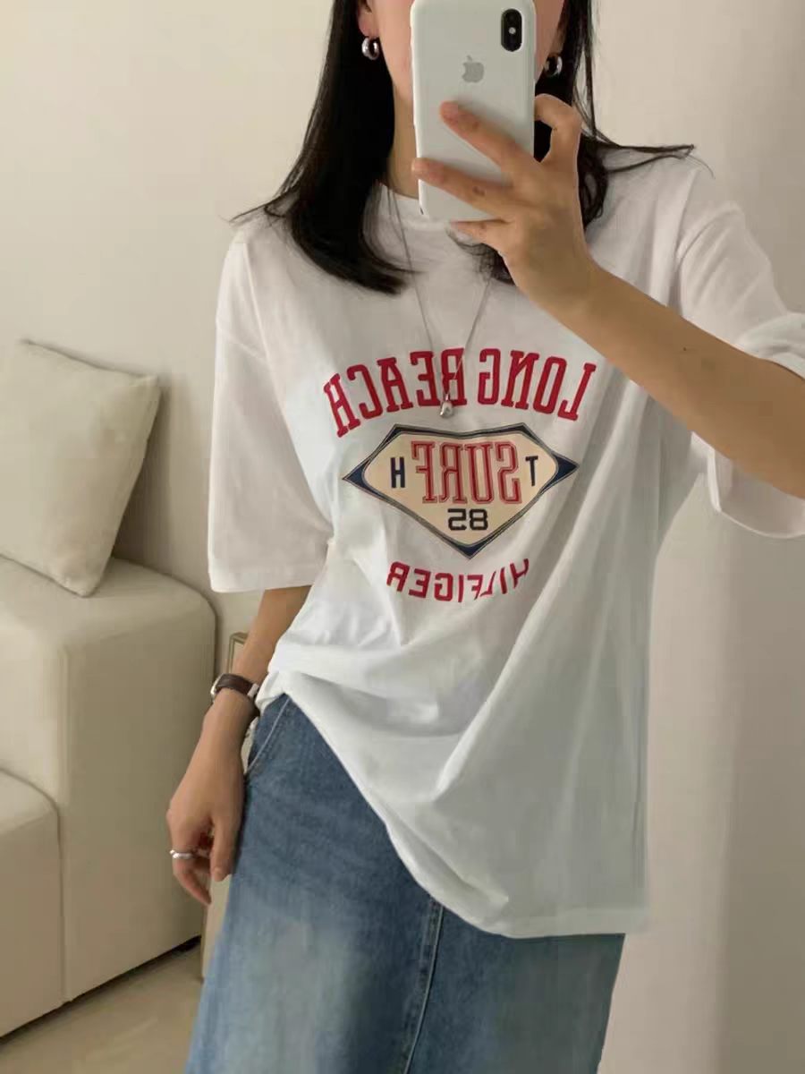 한국 동대문 한 부서 미니멀리즘 프린트 루즈핏 슬림해 보이는 라운드 넥 반팔 티셔츠