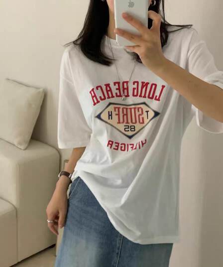 한국 동대문 한 부서 미니멀리즘 프린트 루즈핏 슬림해 보이는 라운드 넥 반팔 티셔츠