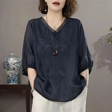 批发宽松夏季爆款刺绣V领<b class='q'>中袖</b>T恤大码时尚洋气复古