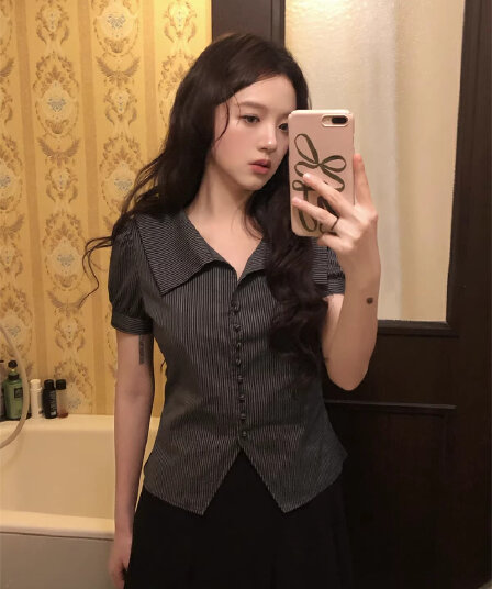 흑백 줄무늬 폴로 칼라 V넥 허리 수축 레트로 여성 셔츠 여름 디자인 센스 거품 소매 작은 대중 맨위