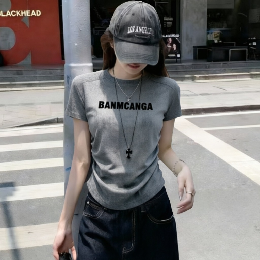 실사 지금 huo2026 여름 새로운 밑단 허리 수축 몸매 가꾸기 한국 스타일 영어 알파벳 라운드 넥 티셔츠 맨위 여성
