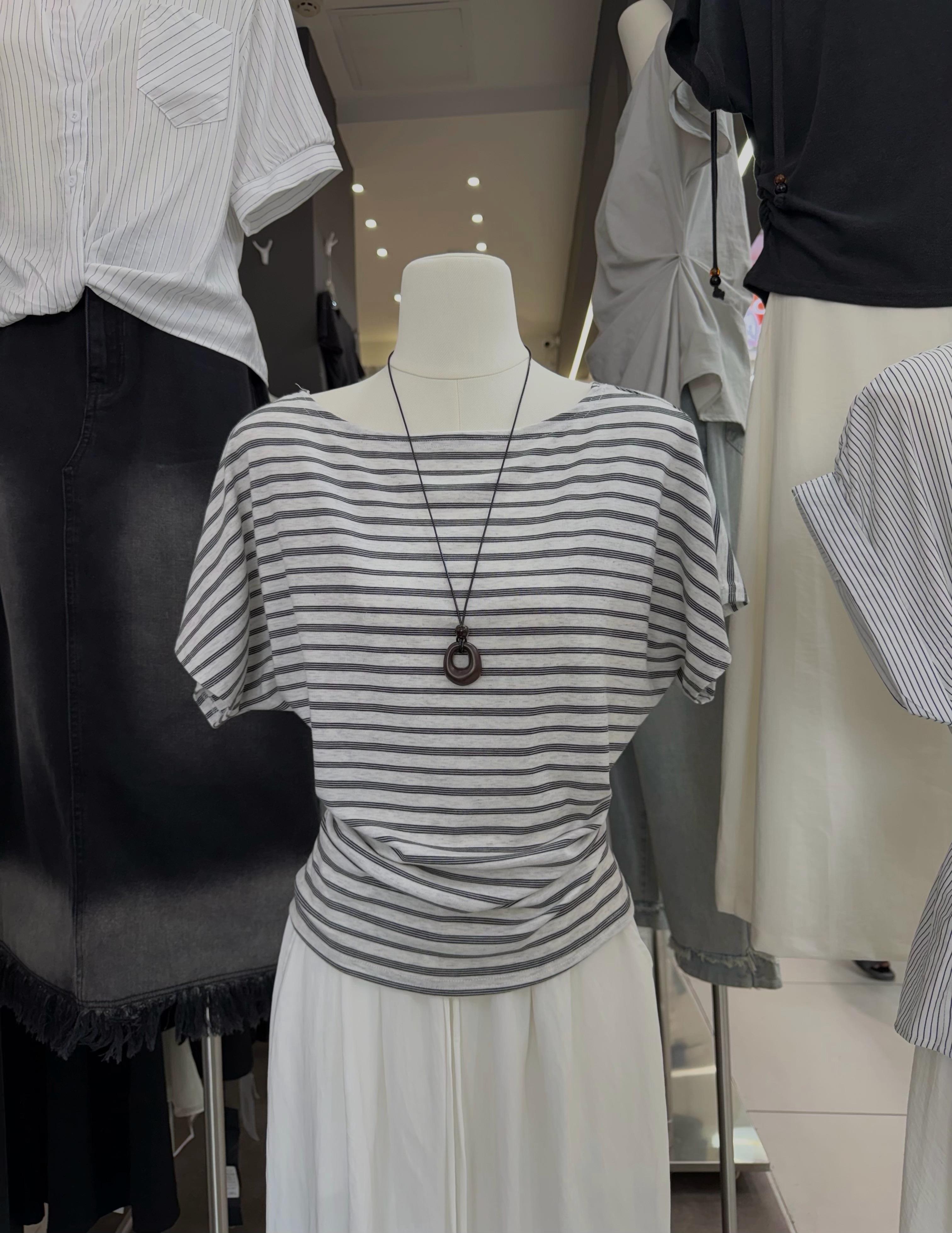 열세 개 한국 2026 여름 새로운 아메리칸 출퇴근 고유 한 ins 배색 스트라이프 디자인 반팔 티셔츠 맨위