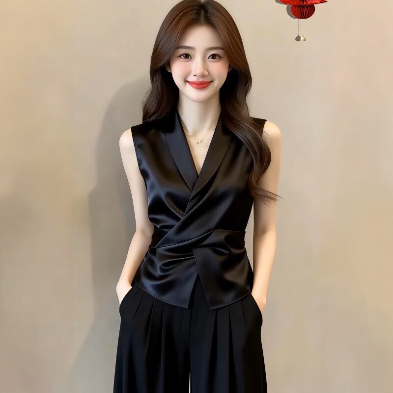 새틴 V넥 민소매 반팔 조끼 여성 여름 새로운 패션 다용도 외국 가스 연령 감소 품격 빛 요리 한 바람 동정