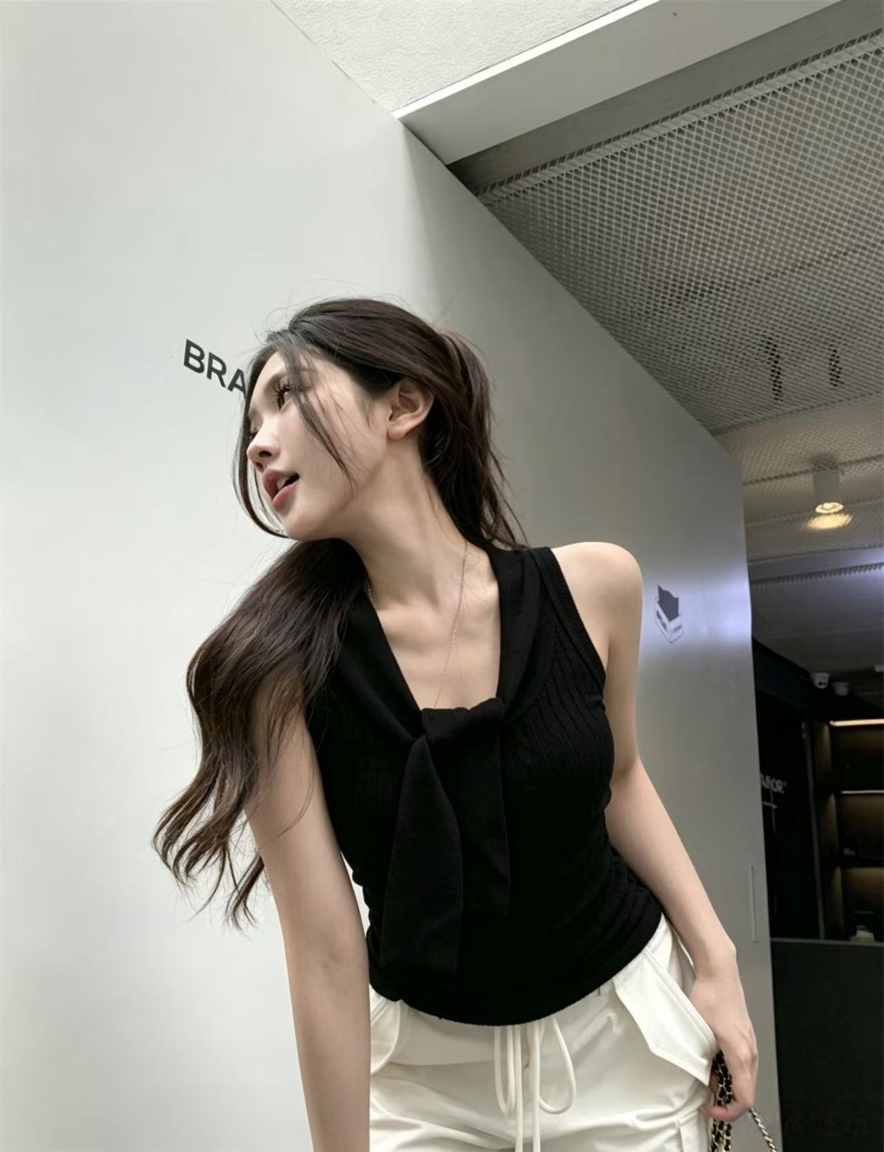 실사 정가 봄 여름 새로운 한 부서 미니멀리즘 다용도 슬림해 보이는 민소매 꽈배기 레이스업 니트 몸매 가꾸기 맨위