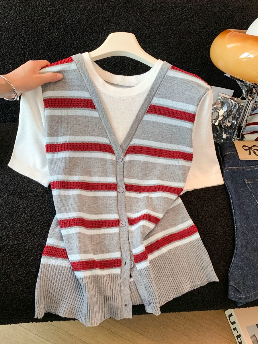 2026 여름 새로운 페이크 레이어드 니트 스웨터 패션 V넥 루즈핏 슬림해 보이는 반팔 맨위 여성