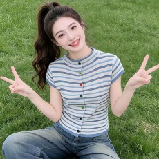 批发休闲风蓝色条纹短袖针织衫女2026夏季新款设计感小众时尚气质上衣
