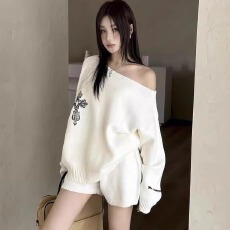 批发2025<b class='q'>秋</b>冬新款斜领十字架毛衣短裤套装女复古针织套头上衣两件套