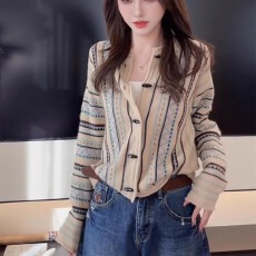 批发独特超好看牛角扣提花毛衣外套女秋冬穿搭高级感长袖针织<b class='q'>开衫</b>上衣