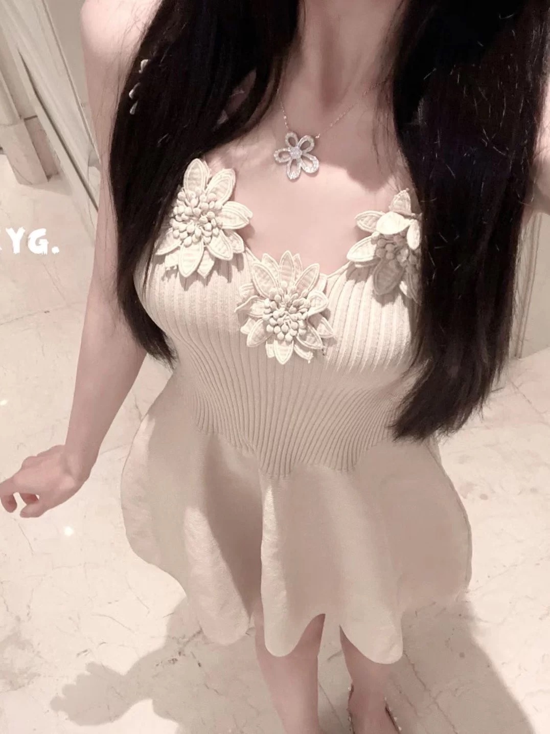 lxyg2026 여름 품격 3 차원 꽃 V넥 슬립 드레스 디자인 센스 꼬집기 허리 몸매 가꾸기 슬림해 보이는 니트 드레스