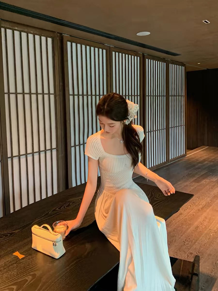 ada miss 무거운 작업 품격 광장 칼라 홀로우 아웃 주간 실크 니트 큰 진자 드레스 허리 수축 롱 스커트 여성 여름 새로운 화이트
