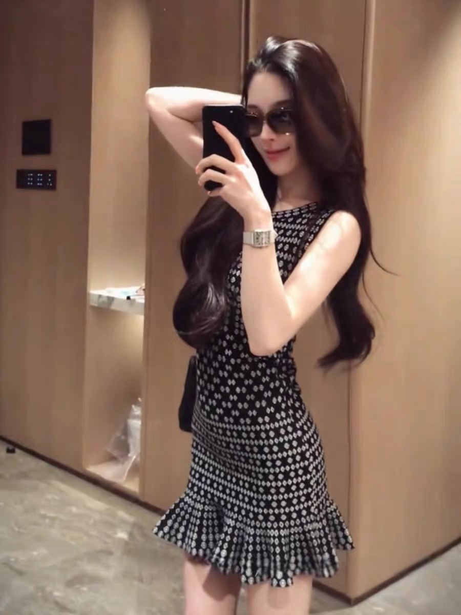 프랑스식 아름다운 검정색 프린트 캐미솔 여름 섹시함 순수한 욕망 품격 허리 수축 몸매 가꾸기 타이트 스커트 짧은 치마
