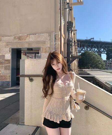 suuuicee 니켈 예 손 편지 이중층 니트 질감 패치워크 순수한 욕망 부서 벨트 측면 칼라 트위스트 꽃 풀오버