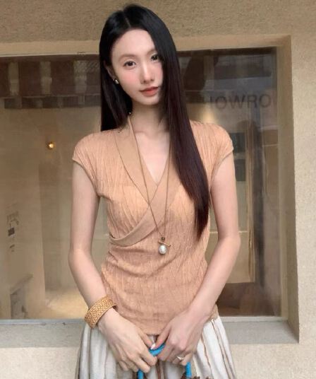 2026 년 여름 캐주얼 바람 몸매 가꾸기 슬림해 보이는 맨위 패션 꽈배기 네클라인 V넥 털 니트 스웨터 여성 의류 반팔