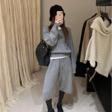 批发巨好看的时尚穿搭针织套装女早秋松弛感V领打底毛衣<b class='q'>七分</b>裤两件套