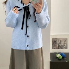 批发韩系奶蓝 V领蝴蝶结<b class='q'>针织</b><b class='q'>开衫</b>女早秋温柔风宽松单排扣软糯毛衣外套