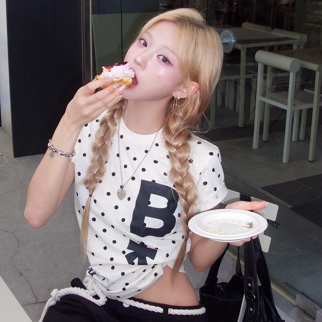 한 부서 화이트 도트 무늬 알파벳 라운드 넥 긍정적 인 어깨 반팔 티셔츠 여성 여름 몸매 가꾸기 달콤한 차가운 바람 핫걸 쇼트 스타일 맨위