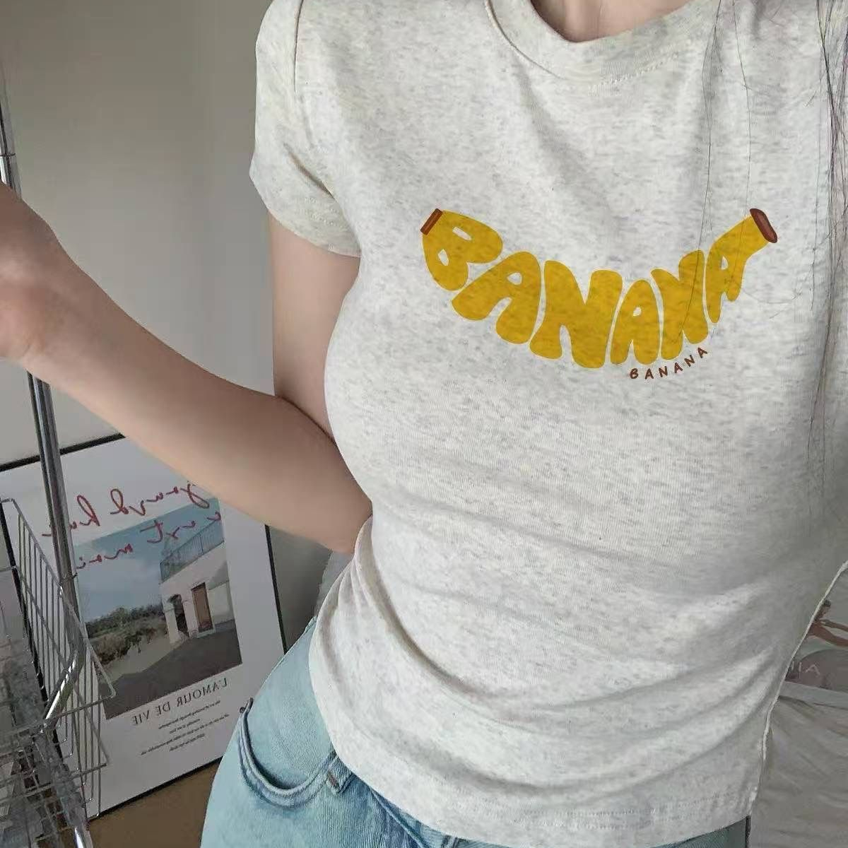 회색 프린트 긍정적 인 어깨 반팔 티셔츠 여성 여름 2026 새로운 여름 소녀 반소매 타이트 몸매 가꾸기 쇼트 스타일 맨위