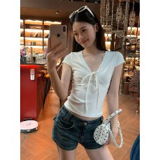 批发白色<b class='q'>蕾丝</b>拼接绑带V领短袖<b class='q'>T</b><b class='q'>恤</b>女夏季修身纯欲设计感