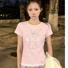 批发美式复古粉色短袖女夏季穿搭苹果核印花粉色正肩t恤修身显瘦上衣