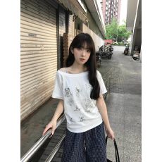 批发复古手绘漫画爱心小熊印花斜肩短袖女美式宽松休闲纯棉一字领T恤