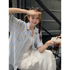 批发夏日盐系蓝条纹短袖衬衫女2026年<b class='q'>韩版</b>显瘦慵懒宽松直筒<b class='q'>西装</b>领上衣