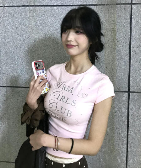 아메리칸 달콤한 핫걸 긍정적 인 어깨 핑크색 반팔 티셔츠 여성 2026 여름 새로운 하트 알파벳 몸매 가꾸기 슬림해 보이는 맨위