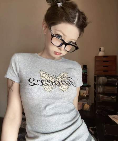 레오파드 무늬 나비 프린트 알파벳 조수 브랜드 몸매 가꾸기 반팔 긍정적 인 어깨 미니멀리즘 편안함 여름 티셔츠