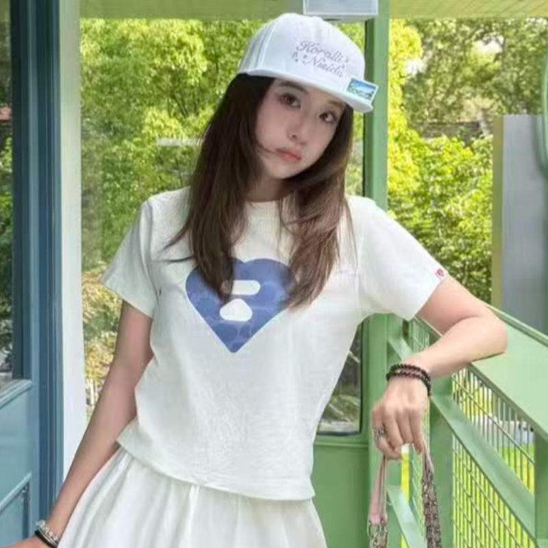 아메리칸 레트로 하트 프린트 화이트 반팔 티셔츠 여성 여름 디자인 센스 루즈핏 슬림해 보이는 다용도 긍정적 인 어깨 의류
