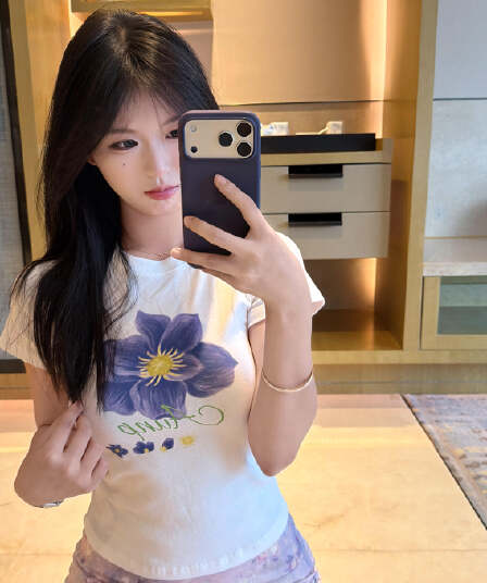 자주색 꽃 남자 여름 화이트 프린트 긍정적 인 어깨 반팔 티셔츠 여성 여름 디자인 센스 몸매 가꾸기 슬림해 보이는 쇼트 스타일 맨위