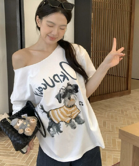 아메리칸 화이트 비스듬한 어깨 강아지 프린트 반팔 티셔츠 여성 의류 여름 루즈핏 다용도 캐주얼 맨위
