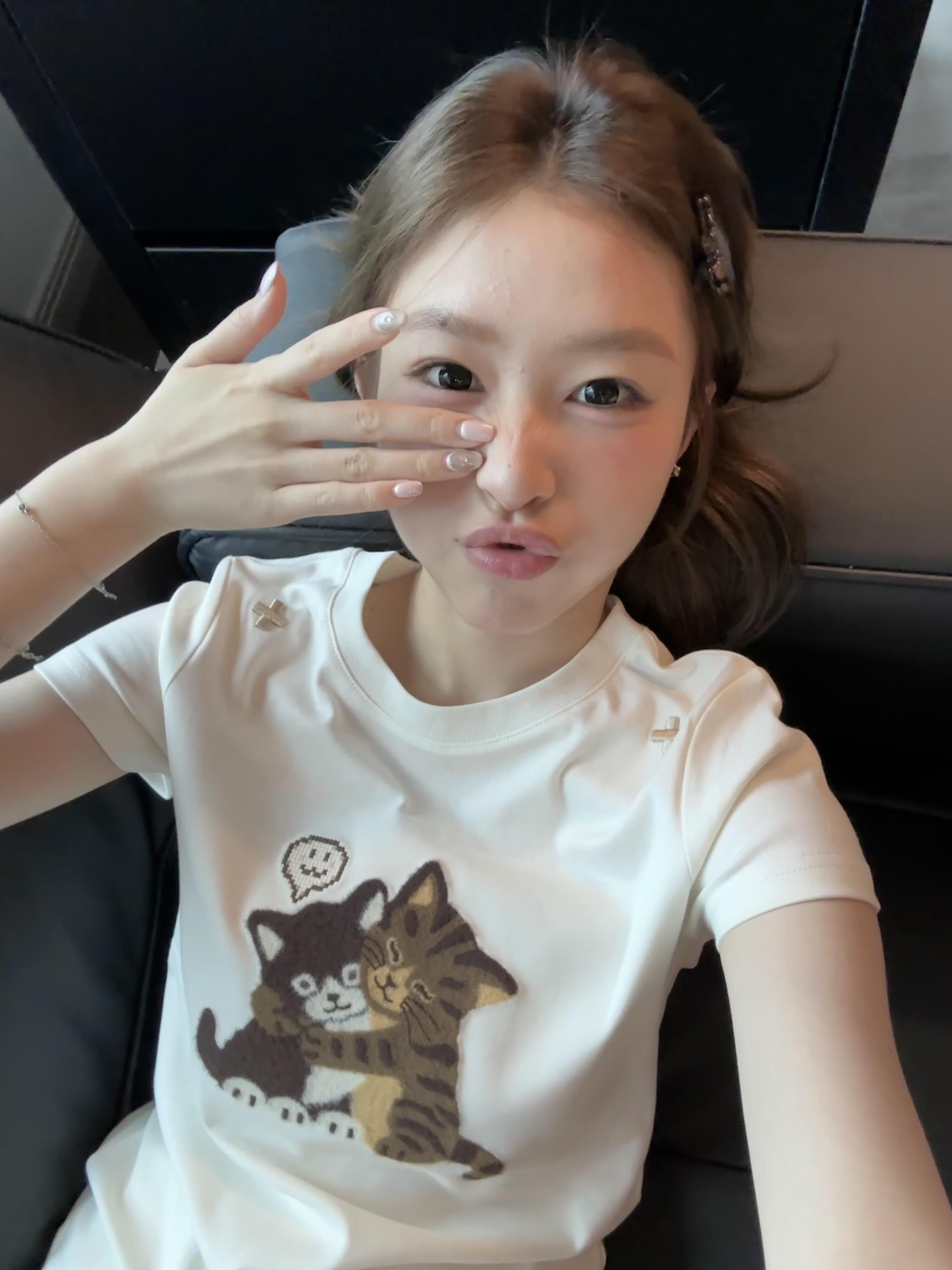 아메리칸 레트로 포옹 새끼 고양이 자수 반팔 티셔츠 여성 여름 새로운 디자인 센스 작은 대중 몸매 가꾸기 긍정적 인 어깨 의류