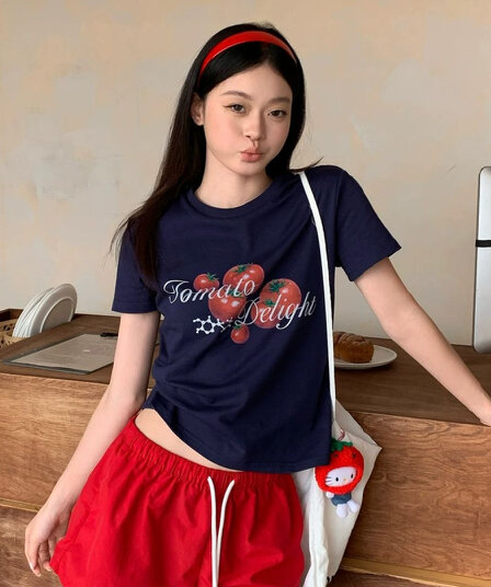 블루 색상 라운드 넥 반팔 티셔츠 여성 여름 몸매 가꾸기 슬림해 보이는 토마토 프린트 디자인 센스 긍정적 인 어깨 의류