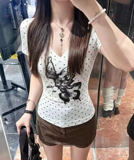 작은 대중 고유 한 나비 도트 무늬 긍정적 인 어깨 V넥 반팔 티셔츠 여성 여름 핫걸 몸매 가꾸기 슬림해 보이는 꼬집기 허리 쇼트 스타일 맨위