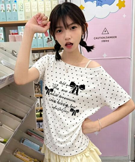 한 부서 도트 무늬 비스듬한 칼라 오프숄더 프린트 섹션 캐주얼 바람 품격 다용도 반팔 티셔츠 여성 여름 새로운 맨위 ins