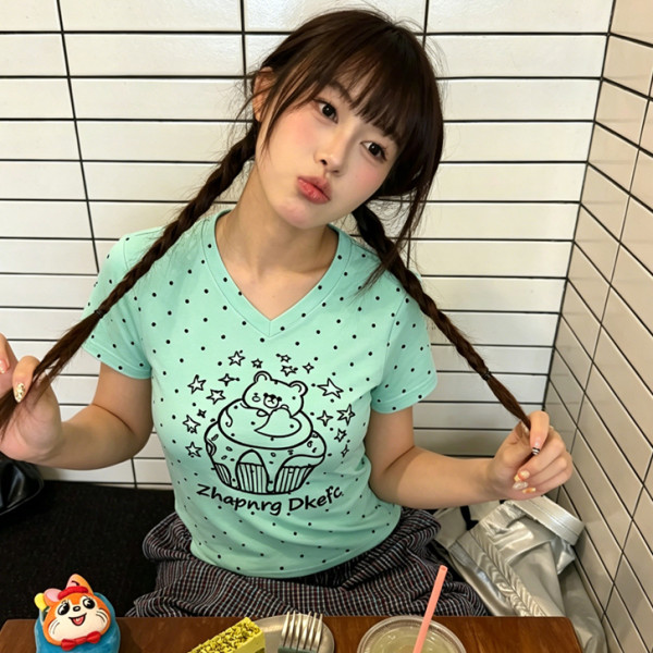 아메리칸 도트 무늬 작은 곰 프린트 긍정적 인 어깨 V넥 반팔 티셔츠 여성 여름 디자인 센스 작은 대중 몸매 가꾸기 슬림해 보이는 쇼트 스타일 맨위