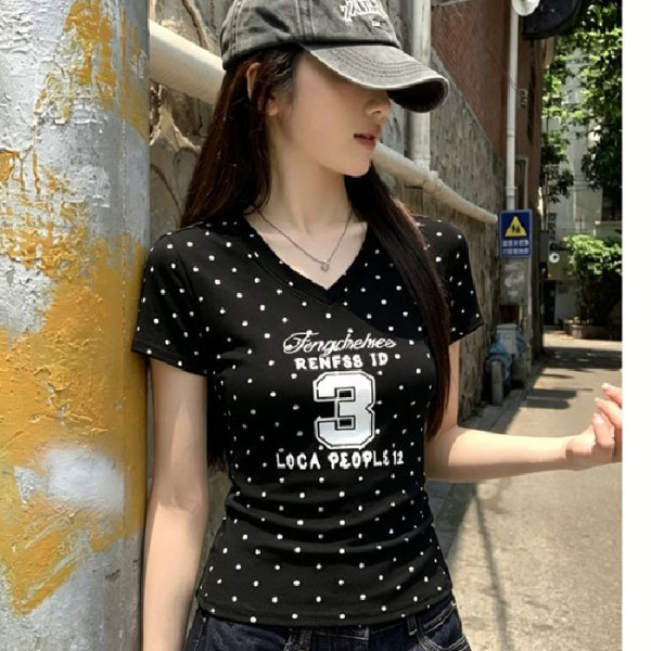 아메리칸 도트 무늬 숫자 V넥 긍정적 인 어깨 반팔 티셔츠 여성 여름 2026 새로운 몸매 가꾸기 슬림해 보이는 핫걸 쇼트 스타일 맨위