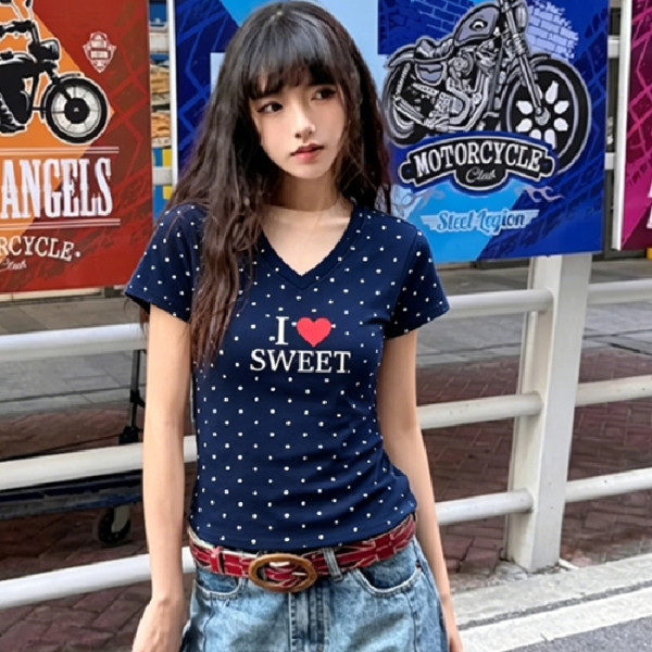 도파민 아메리칸 도트 무늬 알파벳 해군 V넥 반팔 티셔츠 여성 여름 몸매 가꾸기 슬림해 보이는 긍정적 인 어깨 쇼트 스타일 맨위 서비스