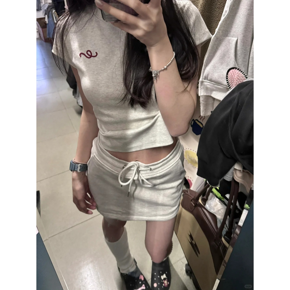작은 키 캐주얼 운동 바람 세트 여성 여름 달콤한 차가운 핫걸 몸매 가꾸기 긍정적 인 어깨 반팔 미니 스커트 패션 투피스 세트