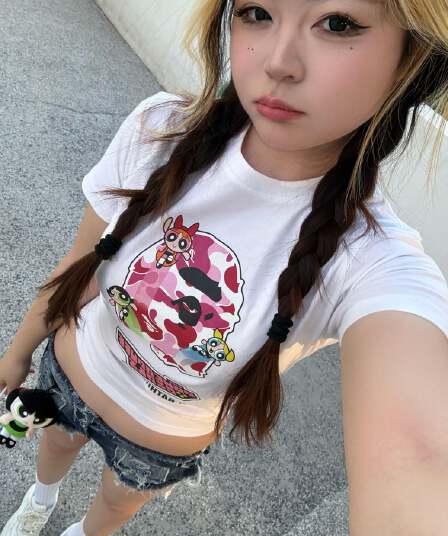 한국 스타일 핫걸 플라잉 작은 경찰 프린트 반팔 티셔츠 여성 여름 몸매 가꾸기 라운드 넥 작은 키 긍정적 인 어깨 쇼트 스타일 맨위