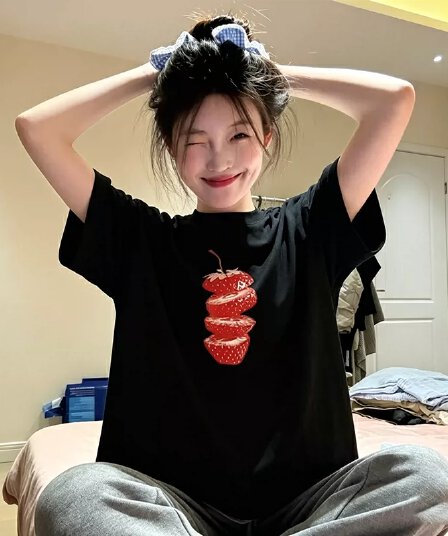 검정색 반팔 여성 티셔츠 2026 새로운 여름 순면 루즈핏 작은 대중 딸기 프린트 맨위