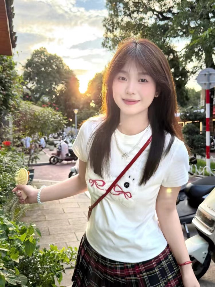 강아지 자수 긍정적 인 어깨 반팔 티셔츠 여성 여름 2026 새로운 디자인 센스 작은 대중 몸매 가꾸기 슬림해 보이는 쇼트 스타일 맨위