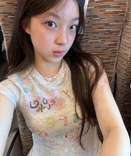 재미있는 낙서 색상 실 긍정적 인 어깨 반팔 티셔츠 여성 여름 얇은 스타일 마이크로 ~을 통해 디자인 센스 몸매 가꾸기 슬림해 보이는 허리 수축 맨위