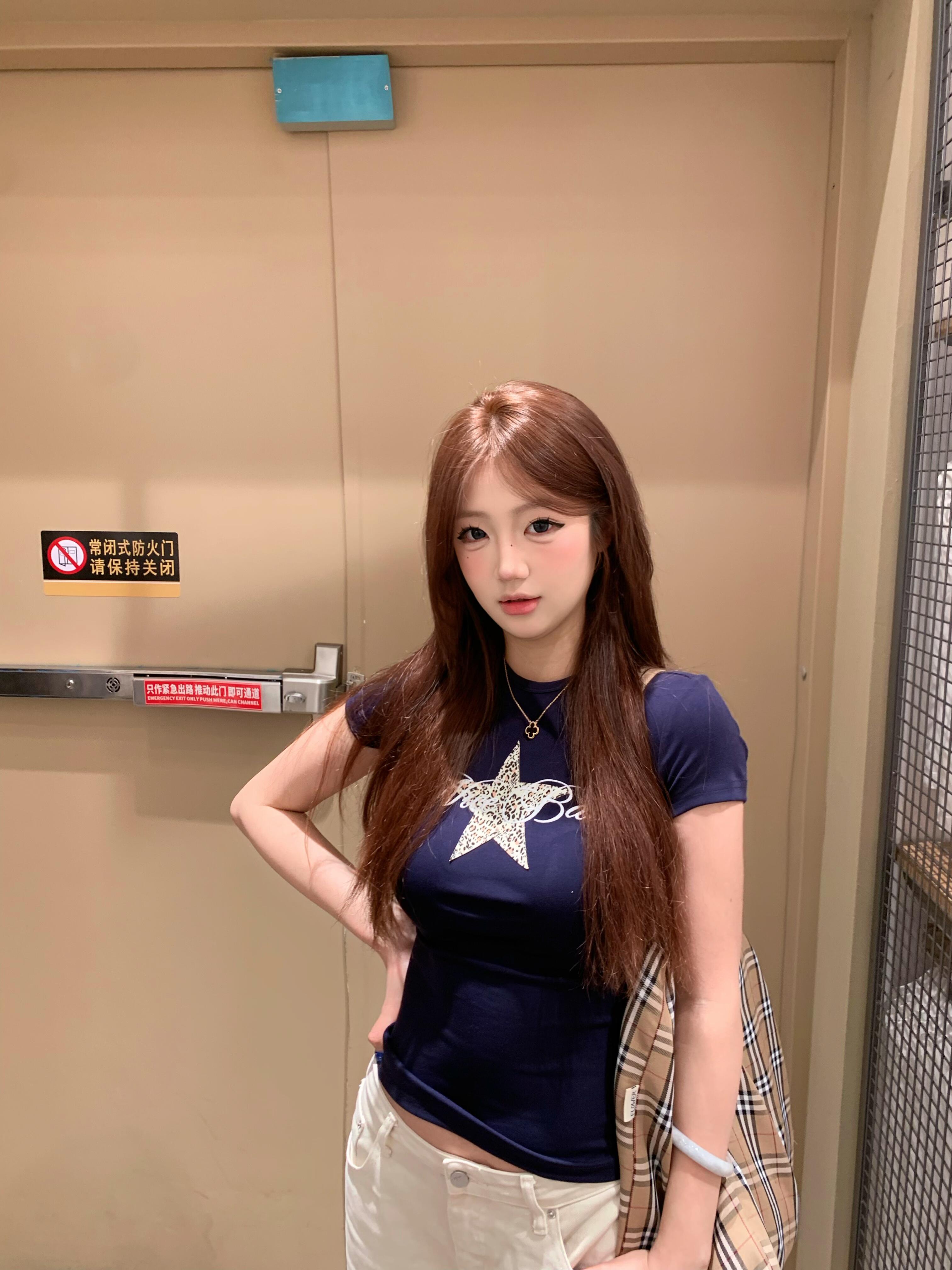 아메리칸 레트로 달콤한 핫걸 몸매 가꾸기 슬림해 보이는 반팔 티셔츠 여성 여름 디자인 센스 작은 대중 자이언트 잘 생긴 다용도 맨위