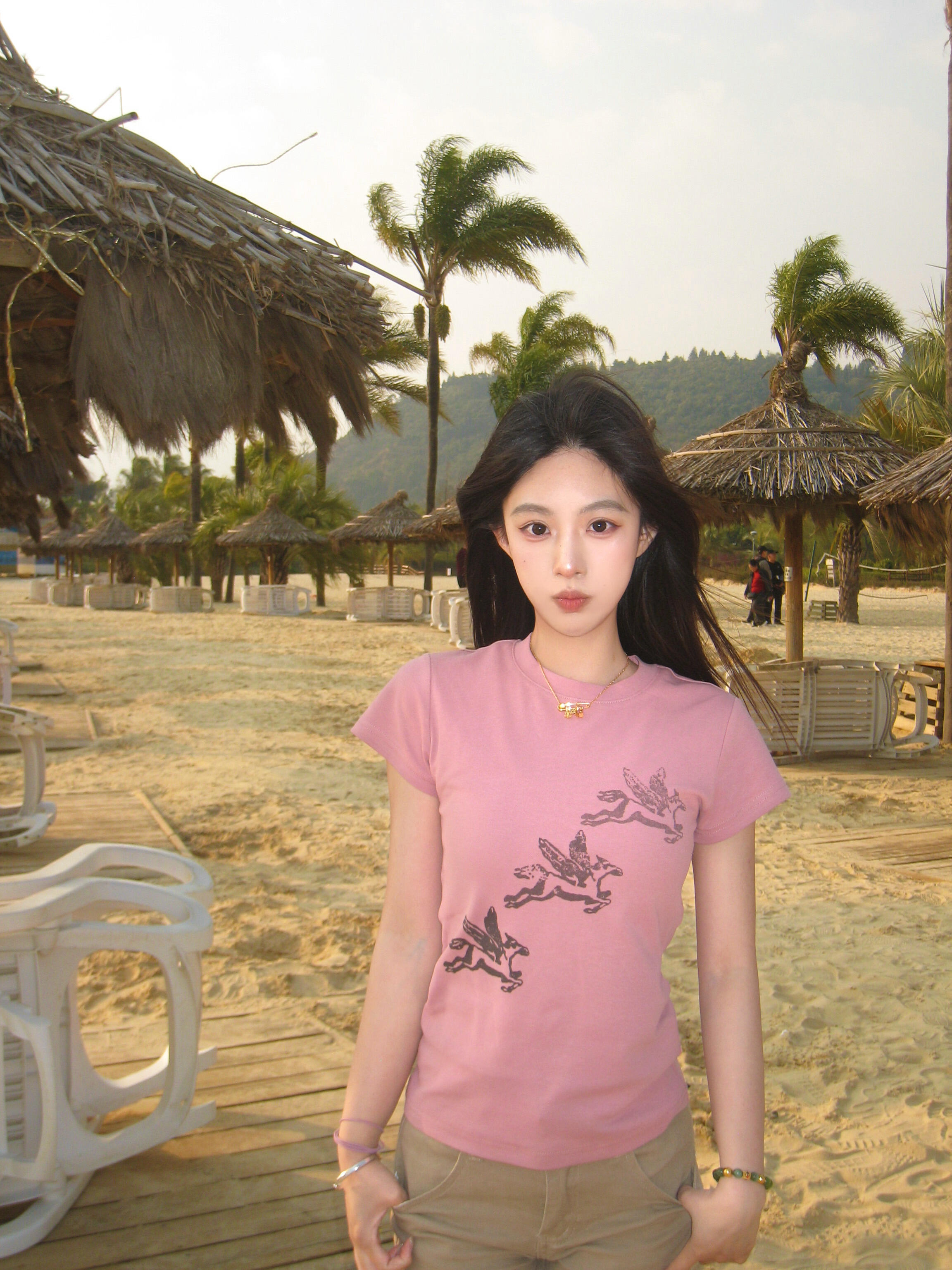 아메리칸 핫걸 어둠 분말 긍정적 인 어깨 반팔 티셔츠 여성 여름 새로운 작은 날다 말 프린트 라운드 넥 몸매 가꾸기 슬림해 보이는 맨위