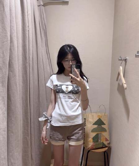아메리칸 만화 강아지 프린트 라운드 넥 반팔 티셔츠 여성 여름 새로운 달콤한 차가운 바람 몸매 가꾸기 긍정적 인 어깨 화이트 맨위