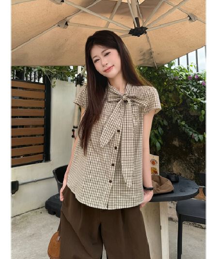 한국 스타일 품격 스탠드 칼라 레이스업 체크무늬 작은 날다 소매 셔츠 여성 의류 2026 여름 디자인 센스 작은 대중 Chic 맨위