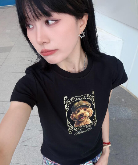 디자인 레트로 귀여운 개 몸매 가꾸기 신축성 슬림해 보이는 긍정적 인 어깨 반팔 티셔츠 여성 의류