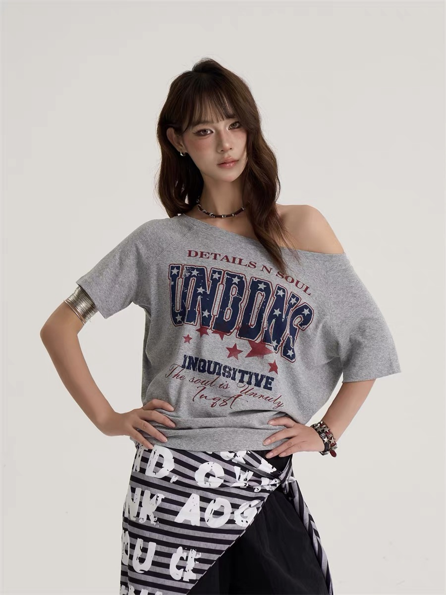 아메리칸 레트로 비스듬한 어깨 티셔츠 여성 여름 새로운 알파벳 별 프린트 반팔 몸매 가꾸기 슬림해 보이는 오프숄더
