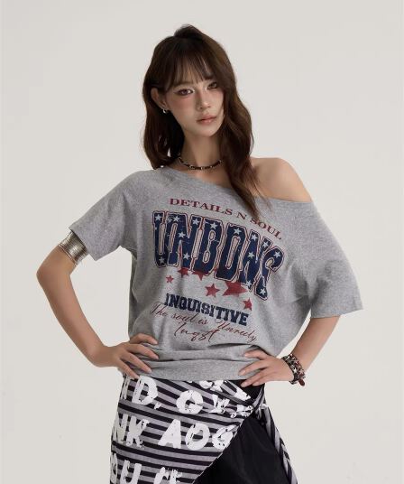 아메리칸 레트로 비스듬한 어깨 티셔츠 여성 여름 새로운 알파벳 별 프린트 반팔 몸매 가꾸기 슬림해 보이는 오프숄더